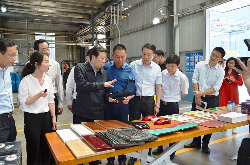 咸宁市市长王远鹤对九游产品给予高度赞赏 咸宁市市长王远鹤对九游产品给予高度赞赏