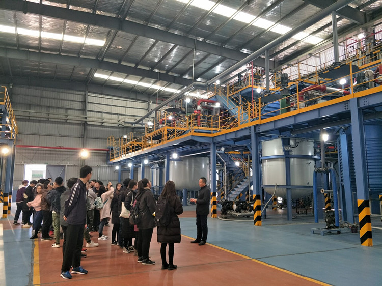 九游唐盛与来参观的学生讲解 九游唐盛与来参观的学生讲解