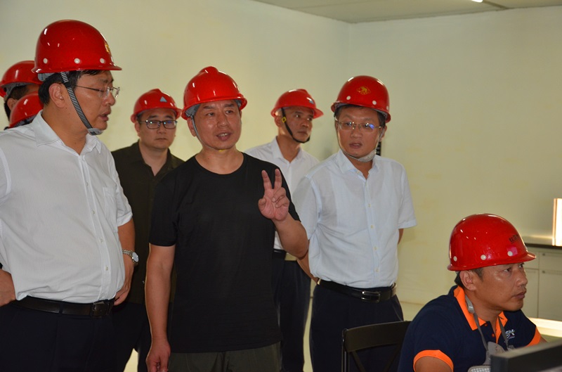左:丁小强 中:唐盛 右:胡春雷 左:丁小强 中:唐盛 右:胡春雷