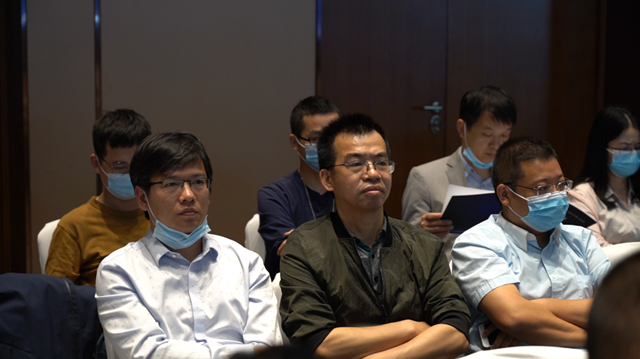 左：九游水性总经理汤诚，中：水性研发总工易明文，右:九游油性技术总工陈俊
