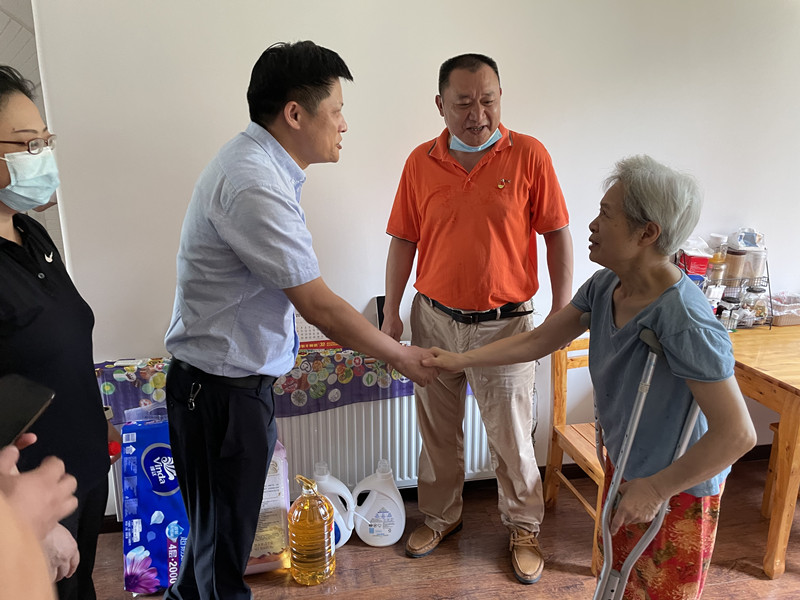 东西湖区科协党组书记、主席陈文胜慰问老党员 东西湖区科协党组书记、主席陈文胜慰问老党员