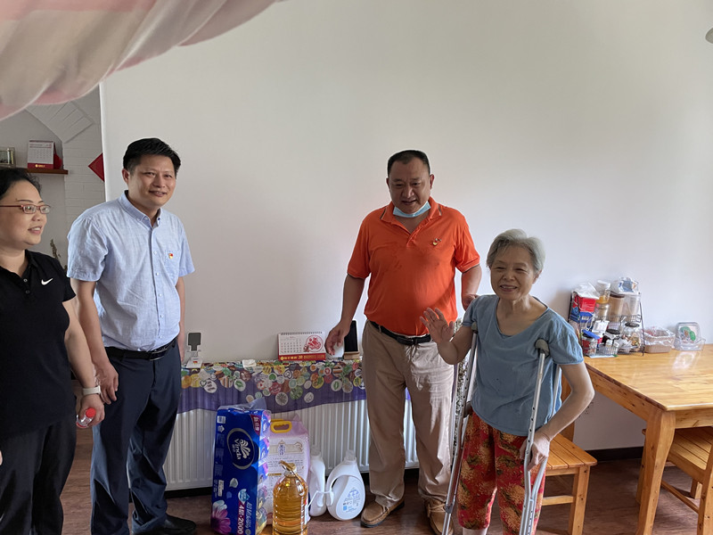 行政总监徐曼代表九游慰问东西湖社区老党员 行政总监徐曼代表九游慰问东西湖社区老党员