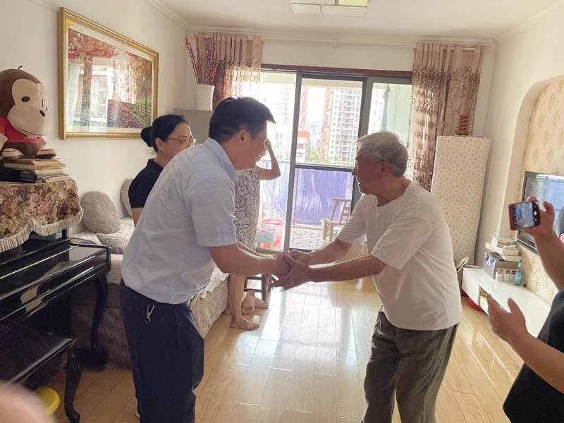 东西湖区科协党组书记、主席陈文胜慰问社区老党员 东西湖区科协党组书记、主席陈文胜慰问社区老党员