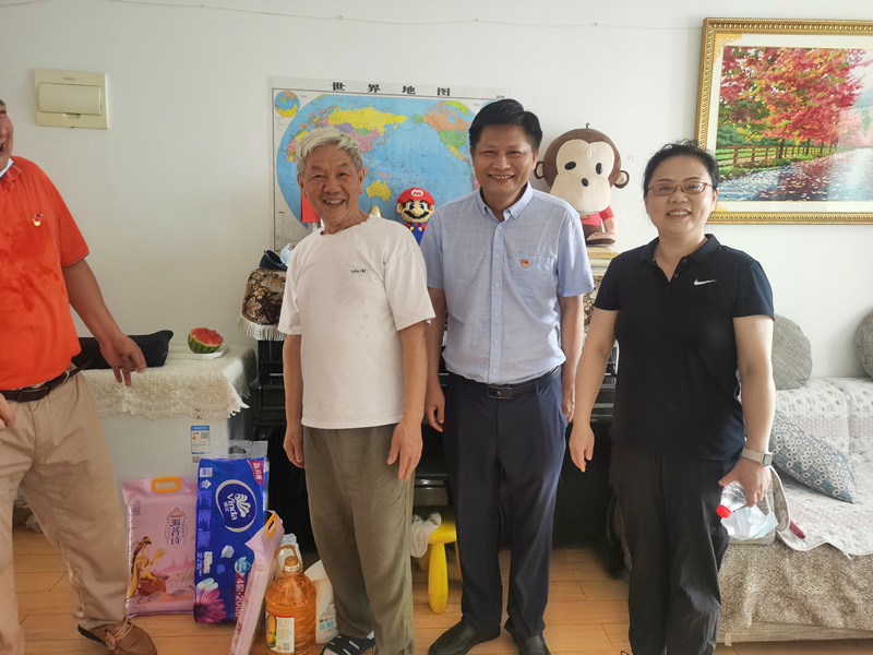 行政总监徐曼代表九游慰问东西湖社区老党员 行政总监徐曼代表九游慰问东西湖社区老党员