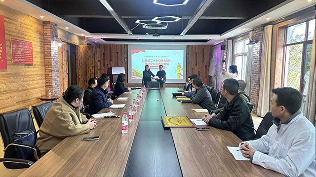 区科协副主席黎兰献为企业赠送了党的二十大学习书籍.jpg 区科协副主席黎兰献为企业赠送了党的二十大学习书籍.jpg